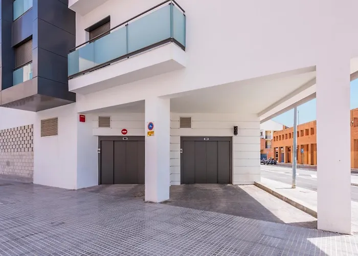 Modern Apartment Next To Train/Bus Station