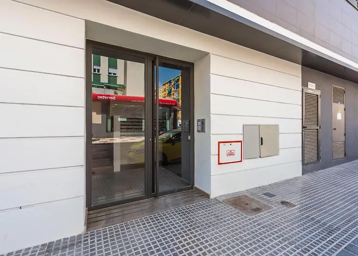 Modern Apartment Next To Train/Bus Station